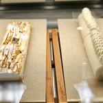 パティスリー＆ブーランジェリー ラ・パルム・ドール - シトロン（3種ナッツとレモンクリーム、ボトムはシュクレ）、ロールケーキ（ふんわり白い生地でチーズクリームをロール）