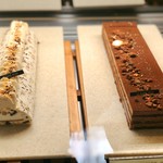 パティスリー＆ブーランジェリー ラ・パルム・ドール - モンテリマール（オレンジピールやピスタチオ、チョコの入ったはちみつムース）、ガトーショコラ（ガトショというよりチョコレートケーキ）