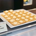 パティスリー＆ブーランジェリー ラ・パルム・ドール - クラッカー＠クリームチーズが乗っています