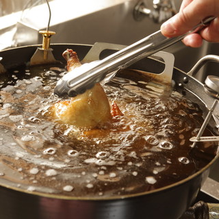 皮がパリパリの名物‼️ひな鳥半身揚げ