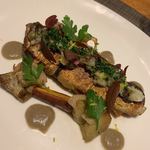 ラ・ファソン 古賀 - メイン：秋刀魚のオーブン焼き、鳴門金時、蓮根、茄子のソテー、 タプナード、生姜、牛蒡ソース 肝と骨を抜いて、また肝を挟んで、ソテーした一品。肝の苦みがいい。ごぼうのソースがアクセント。 美味しい。秋刀魚にしてよかった。
