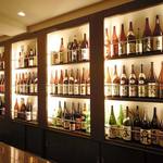 四季のあじ旬楽 - 約50種取り揃えている自慢の焼酎棚。