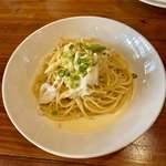 ワイン食堂 雨晴 - パスタ　アルデンテ過ぎる。硬い…