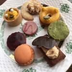 表参道うかい亭 - スペシャルランチコース１２０００円。小菓子。特別美味しいわけではないですが、豪華な食事の余韻を、優雅に楽しむことができます(^｡^)。大だーい満足のランチでした（╹◡╹）