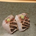 鮨 ふくじゅ - 本かますの炙りは胡桃のチップで。