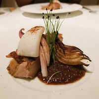 レストランエール - ♯5 黒ビール 黒味噌 焦がし玉葱
                    ムッチリ弾力ある博多の地鶏とヤリイカ、そして玉ねぎのロースト。