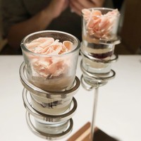 レストランエール - 甘やかなフォアグラにカシスの酸味、さくさくしたカカオのチュイル。スイーツのような一品。
                      