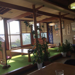 栄屋食堂 - 内観   テーブル席と小上がり席