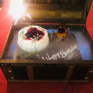 誕生日会に 宝箱で感動のサプライズ 記念日specialコース サーロインステーキ食放4000円 Tantotango タント タンゴ 立町 イタリアン 食べログ