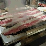 焼肉ホルモン やまちゃん - はみ出る大判カルビ