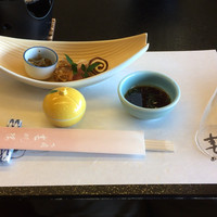 春帆楼 下関本店 - テーブルセッティング、先付・前菜がセット済み。
