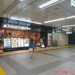 とんかつ 銀座梅林 - 外観及び改札内の位置