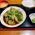 つわ野 - レバニラ定食(連れの食べかけですm(_ _)m)