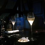 BAR 漆 - 美しいグラス✨キスチョコも食べたd(^_^o)