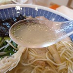 Raxamen momonoya - 透明スプーンで掬った塩らぁ麺のスープ