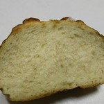 リンデ - 変わった形のプレッツェルの中はこんな感じ。ふっくらして噛み応えと味わいのある生地です。