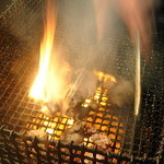 ぢどりや日向 - こだわりの炭で一気に焼きます