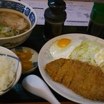 旭川ラーメン天山 - とんかつ定食・半ラーメン950円