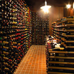 キング オブ ダイニング - 1,000種類のワインが並ぶ「王様のワイン蔵」