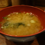 かつれつ四谷たけだ - 味噌汁は白味噌＆ワカメ