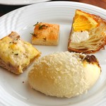 パティスリー＆ブーランジェリー ラ・パルム・ドール - １２皿目@パン類ひと口わけてもらいましたが、カレーがなかなかスパイシー