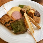 パティスリー＆ブーランジェリー ラ・パルム・ドール - １１皿目@クッキーコーナーから。塩気のクッキーもあります。本日の焼き菓子は抹茶のフィナンシェとレーズンパウンドでした