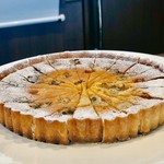 パティスリー＆ブーランジェリー ラ・パルム・ドール - ブルーチーズタルト＠ハチミツをかけて下さいます