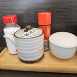 ラーメン ふくや - 卓上調味料のアップ　【　２０１２年２月　】