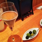 ワイン＋つまみ Nomka - カバ＆お通しのオリーブ