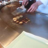 鉄板焼 すみだ - 塩・胡椒を多めにふって、目の前で焼いてくれます！