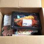 ディオ - のり弁当、合鴨にぎり、肉うどんを買って497円でした。またレジ袋は有料なので無料の段ボールに入れて帰りました(2019.10.27)