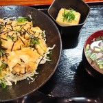 翁 - とり天丼750円☆安定の揚げ出し豆腐♡とり天もあっさりだけどしっかり味があって美味しかった♡10/13