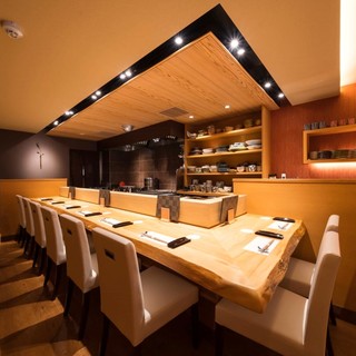 和食店のカウンターは職人の腕さばきがみられる特等席です。
                                          お一人様でもお気軽に。
