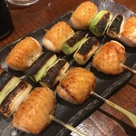 比内や サスケ - 丸々と焼きあがったねぎま。ビジュアルから美味しさが溢れています。