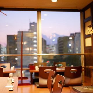 Please spend your time in a modern Japanese space that boasts a great location from the window.