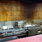 Uwou - 炭火焼きの厨房