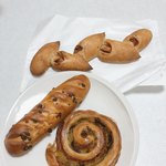 BAKEHOUSE F - 上から
                        エピですが正式名がわかりませんσ(^_^;) 200円
                        パン・ヴィエノワ・ショコラ・アブリコ　180円
                        エスカルゴ・オ・ピスターシュ　240円