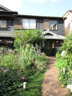 マナーハウス モトヤマ - お店までの庭