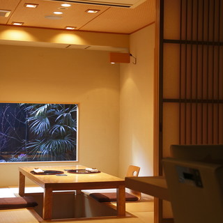 四季折々の生花・植物を楽しめる坪庭をかかえた個室