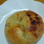 カカポ・ベーカリー - 庄司さん家のバジルとモッツァレラのパン(180円税込、正式な商品名不明)