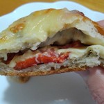 カカポ・ベーカリー - バジルとチーズ、トマトは｢マルゲリータ｣を思わせる味