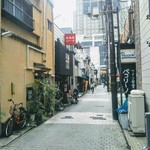 carnegico - 浦和の狭い路地ではあるが裏路地感はありません。