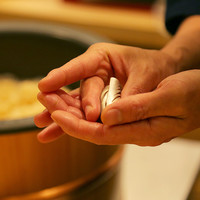 －鮨を主役に季節の逸品も－