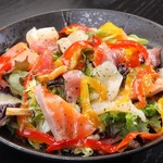 海鲜沙拉（很多新鮮的魚）