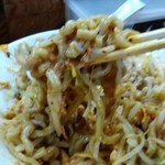 ハイマウント - 遠くのテーブルから順に廻ってきたまぜそば。
      ジャンク感半端ない！