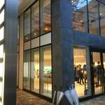 木と水と土と - これがお店の入っているビル　手前のガラス張りは別のテナント