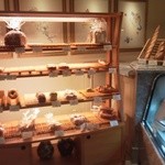 Coffret - 店内はパンも販売してます。
