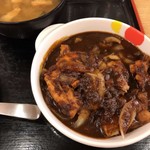 松屋 - ごろごろ煮込みチキンカレーのメイン。大きめカットの玉ねぎと鶏肉がごろごろ。
