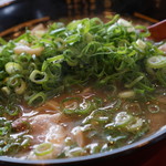 うま屋ラーメン 岐阜柳津店 - ネギ大量に入れた後