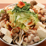 元祖トマトラーメンと辛麺と元祖トマトもつ鍋 三味 - もつ鍋